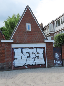 850581 Afbeelding van de graffititekst 'DEFS' op de deur van een van de garages bij het pand Van Esveldtraat 9 te Utrecht.